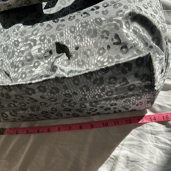 Tahari Hobo Pewter Leopard Tote Bag New With Tags Red Interior Padded Strap - Picture 9 of 12